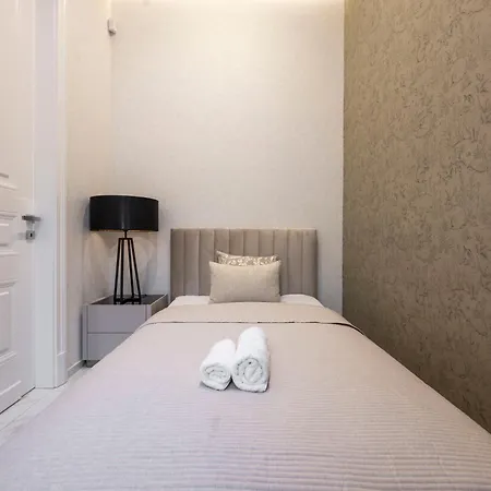 아파트 Luxurious High-end Grand Next To The Basilica *