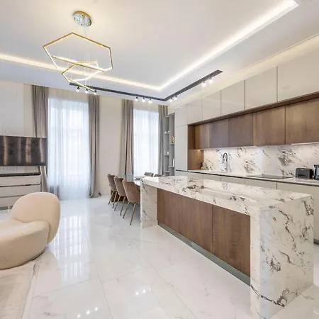 아파트 Luxurious High-end Grand Next To The Basilica *